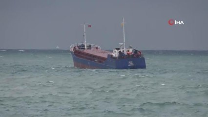 Dalgalar mendireği aştı, yük gemisi beşik gibi sallandı