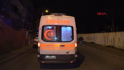 Park halindeki araca çarpan otomobilin sürücüsü kaçtı; yaralı kadını itfaiye kurtardı