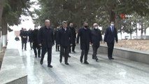 - Bakan Pakdemirli, Karabağ'da- Tarım ve Orman Bakanı Bekir Pakdemirli, Fuzuli'de Ermenilerin yakıp yıktıkları yerleşim yerlerinde incelemelerde...