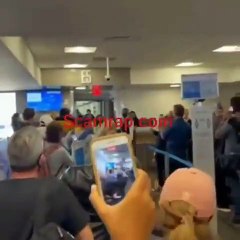 شد شعر وسقوط على الأرض .. شاهد معركة نسائية عنيفة داخل مطار بفلوريدا