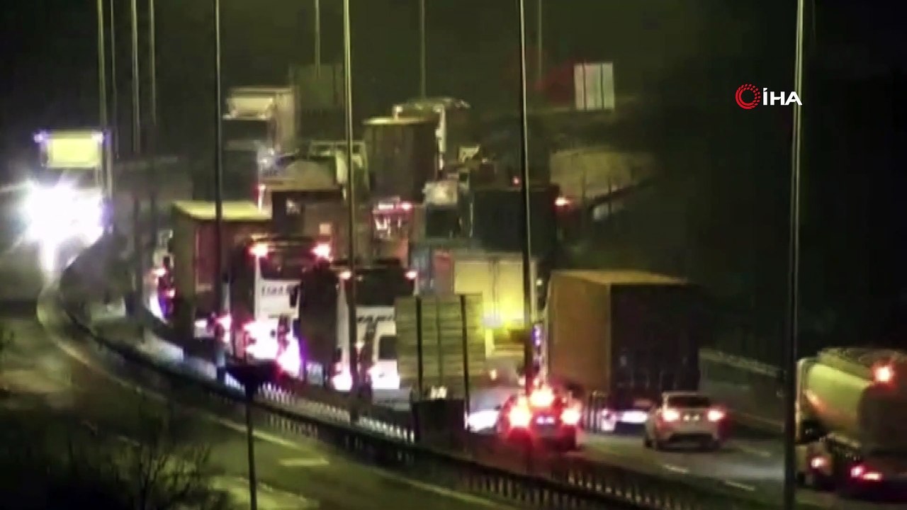 TEM Otoyolu Büyükçekmece mevkiinde tır devrildi, yol trafiğe kapandı