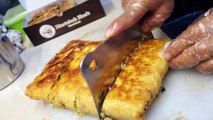 Martabak Cirebon. Martabak Telor Cirebon ini sedang dipotong dan dipacking.