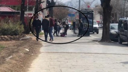 Liseli kızlar sokak ortasında birbirlerine girdi! O anlar cep telefonu kamerasında