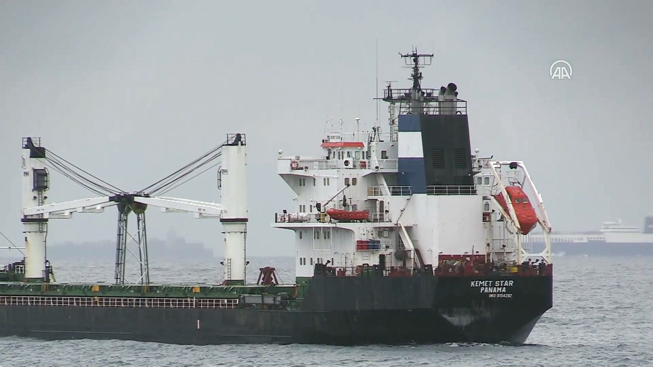 ÇANAKKALE -  Bozcaada açıklarında Panama bayraklı kuru yük gemisi karaya oturdu