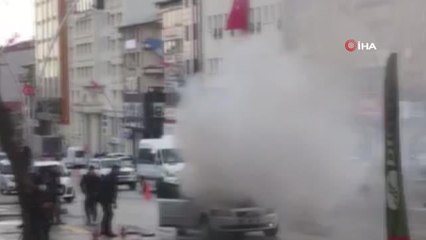 Muş'ta alev alev yanan otomobil küle döndü