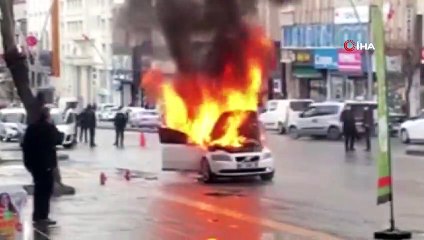 Muş’ta alev alev yanan otomobil küle döndü