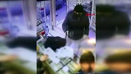 Silahlı soyguncu neye uğradığını şaşırdı!