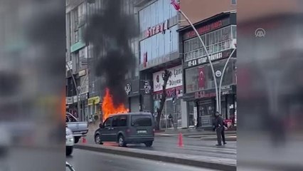 Park halindeyken alev alan otomobil kullanılamaz hale geldi