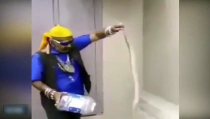 Pet şişeyle kobra yılanını yakalayan adam