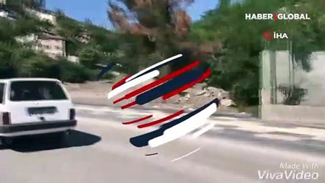 Trafikte akıllara durgunluk veren manzara! Çocukları aracın kaputuna oturttular