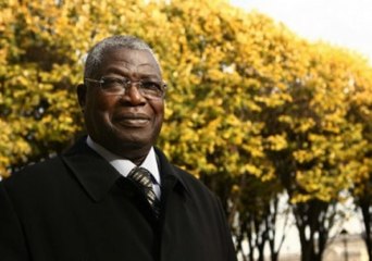 Un des premiers élus noirs de France, Kofi Yamgnane, dénonce la "France hideuse" dans un livre