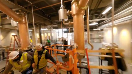 Un drone dans une distillerie en construction