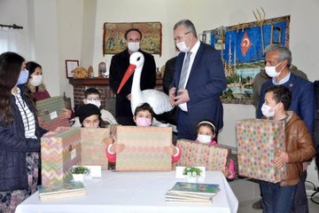 Yaren leylek çocuklara hediyeler getirdi