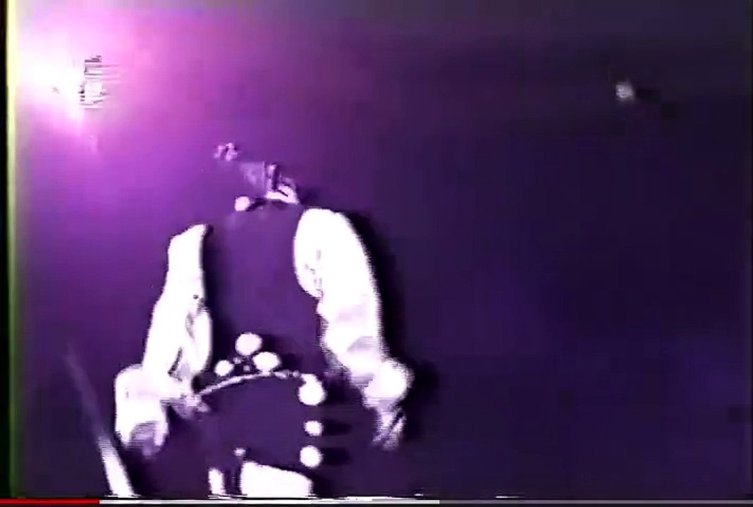 Prince fait du basket en plein concert