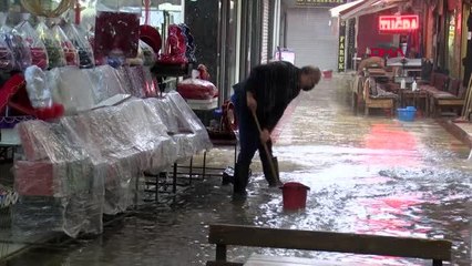 Sağanak sebebiyle Kemeraltı'nda su baskınları yaşandı