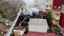 Beyoğlu İstiklal Mahallesi'nde bir binada yangın çıktı. Alevli şekilde yanan binaya itfaiye ekiplerinin müdahalesi sürüyor.