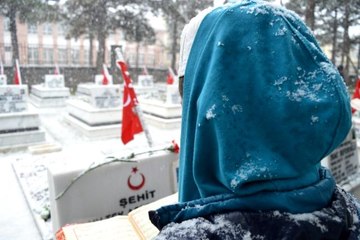Lapa lapa kar altında şehitler için hatim duası