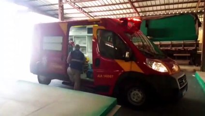 Télécharger la video: Trabalhador fica ferido ao cair de carreta em empresa no Bairro Cataratas