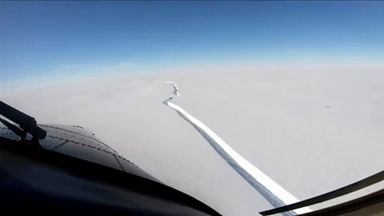 Un iceberg grande quanto Roma si è staccato dall'Antartide: le spettacolari immagini della crepa