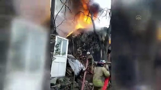 İSTANBUL - Beyoğlu'nda ahşap binada yangın