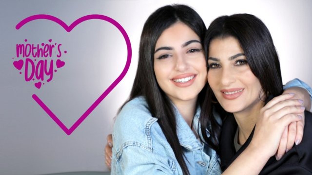 تحدي مضحك: أمي وضعت لي المكياج بمنتجات حصلت علي...