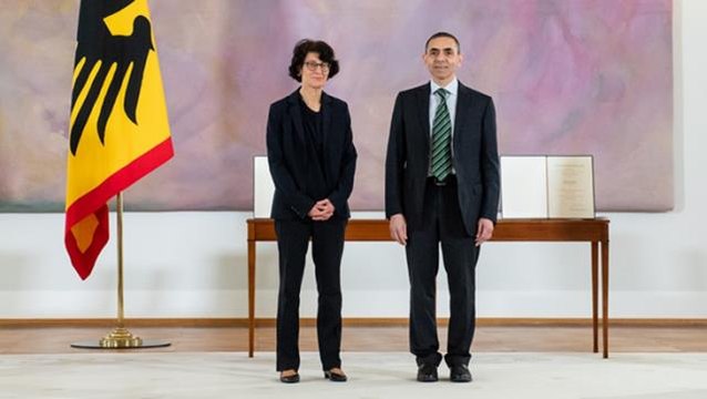 Korona aşısının kaşifleri Türeci ve Şahin'e Almanya'nın en üst düzey devlet madalyası olan Yıldızlı Liyakat Nişanı verildi