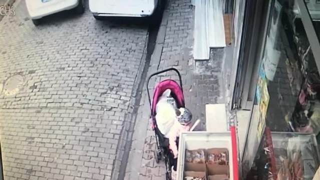 BAĞCILAR'DA BEBEK ARABASI DEVRİLDİ, SÜRÜCÜNÜN DİKKATİ FACİAYI ÖNLEDİ