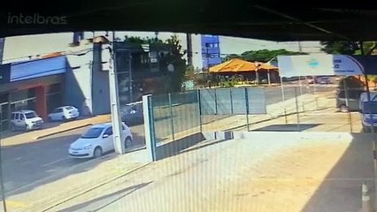 Câmeras mostra colisão seguia de capotamento na Rua Erechim com a Rua Vicente Machado