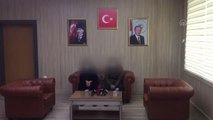 Polisin ikna çalışmasıyla teslim olan 2 PKK/KCK'lı terörist aileleriyle buluşturuldu (1)
