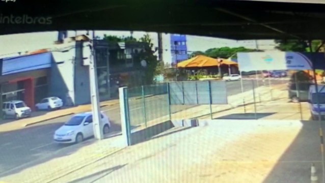 Câmera mostra colisão seguida de capotamento na Rua Erechim com a Rua Vicente Machado