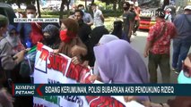 Polisi Bubarkan Kerumunan Pendukung Rizieq Shihab di Gedung PN Jakarta Timur