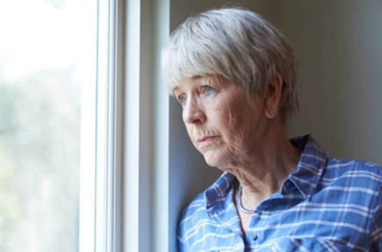 Estudio: La reinfección por COVID-19 es más común en las personas mayores