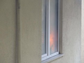 Son dakika... MALTEPE'DE İTFAİYENİN ZAMANLA YARIŞI... DUMANLAR ARASINDAKİ KİŞİYİ KAPIYI KIRARAK KURTARDILAR