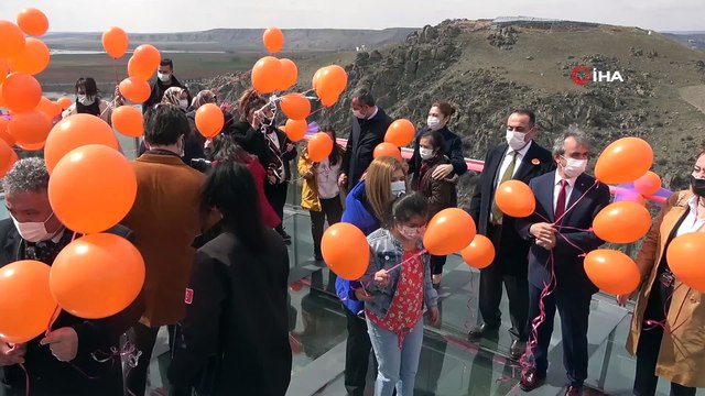 Down sendromlu öğrenciler gökyüzüne turuncu balon bıraktı