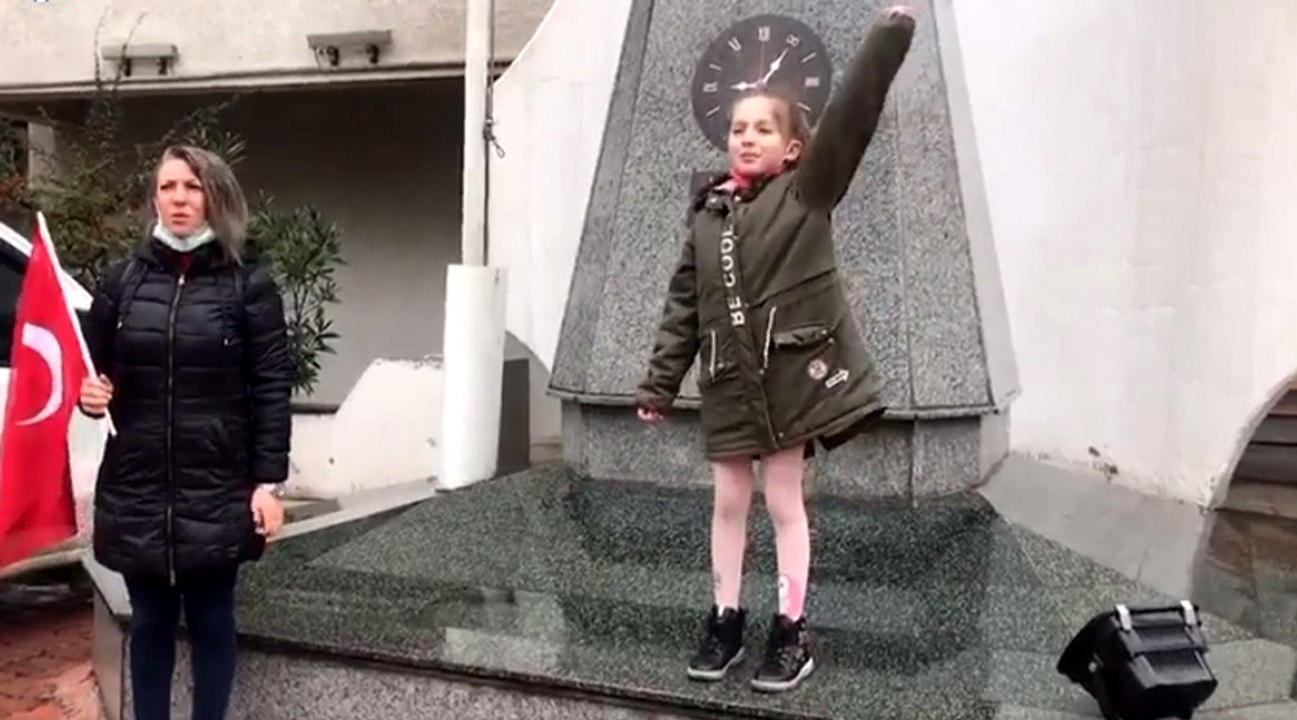 Valilik önünde 'Andımız' tepkisi: 4. sınıf öğrencisi coşkuyla okudu vatandaş eşlik etti