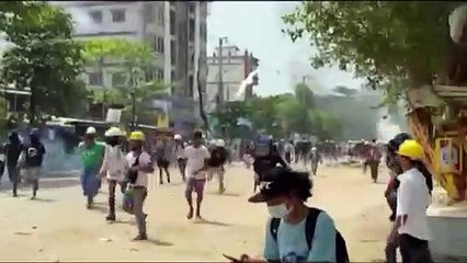 Menekülnek az emberek Mianmarból, már 230 tüntető halt meg