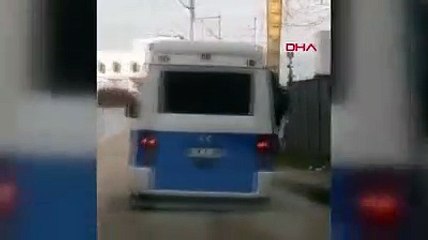 Minibüste akılalmaz görüntüler! Yolcular dışarı taştı