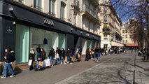 Vêtements : longues files d’attente devant des boutiques parisiennes avant le reconfinement