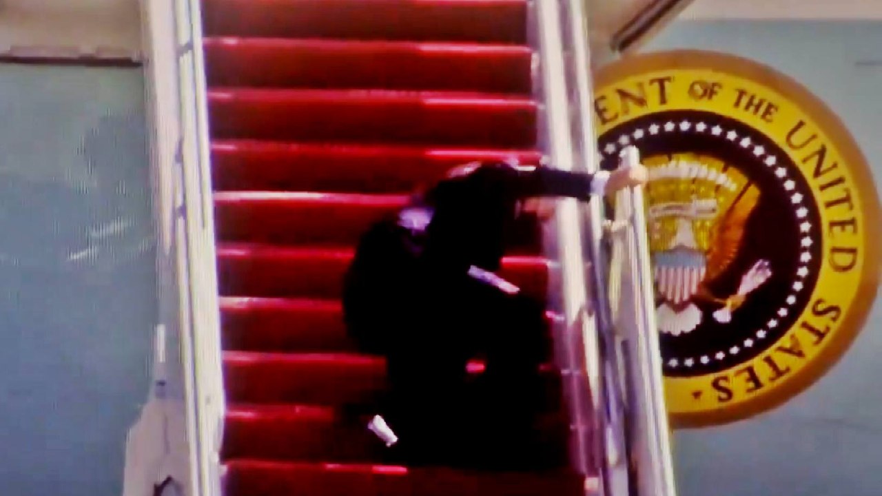 ABD Başkanı Biden uçağa binerken böyle düştü!