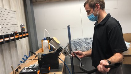 Visite du ministre Marc Fesneau chez Delta usinage, fabricant de pièces de moto