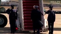 Joe Biden por los suelos al subir al Air Force One