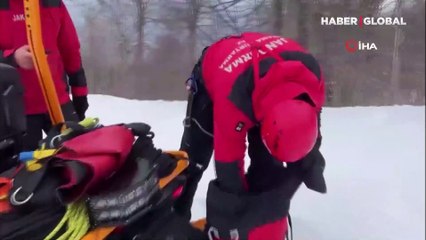 Atlayıştan sonra kapanan paraşütü ile ağacın üzerine düştü