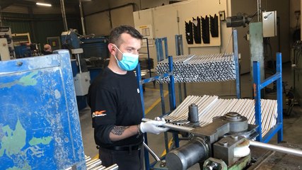 Visite du ministre Marc Fesneau chez Delta usinage, fabricant de pièces de moto