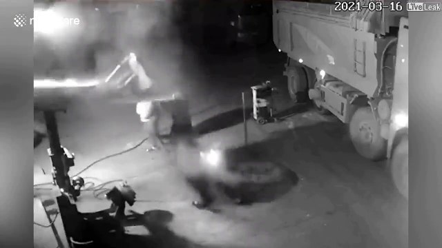 Un pneu de camion explose soudainement... Drame évité de justesse