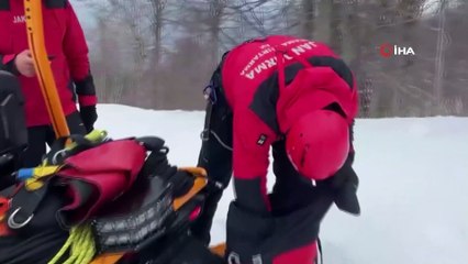 Paraşütle düşen vatandaş ağacın tepesinde mahsur kaldığı anlar kamerada