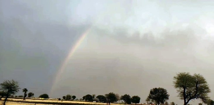 बारिश से खुशनुमा हुआ मौसम आसमान में दिखा इंद्रधनुष