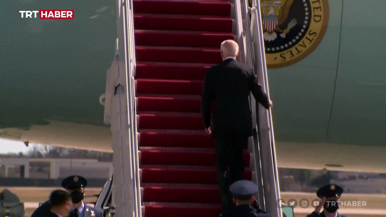 Biden uçağa binerken 3 kez düştü