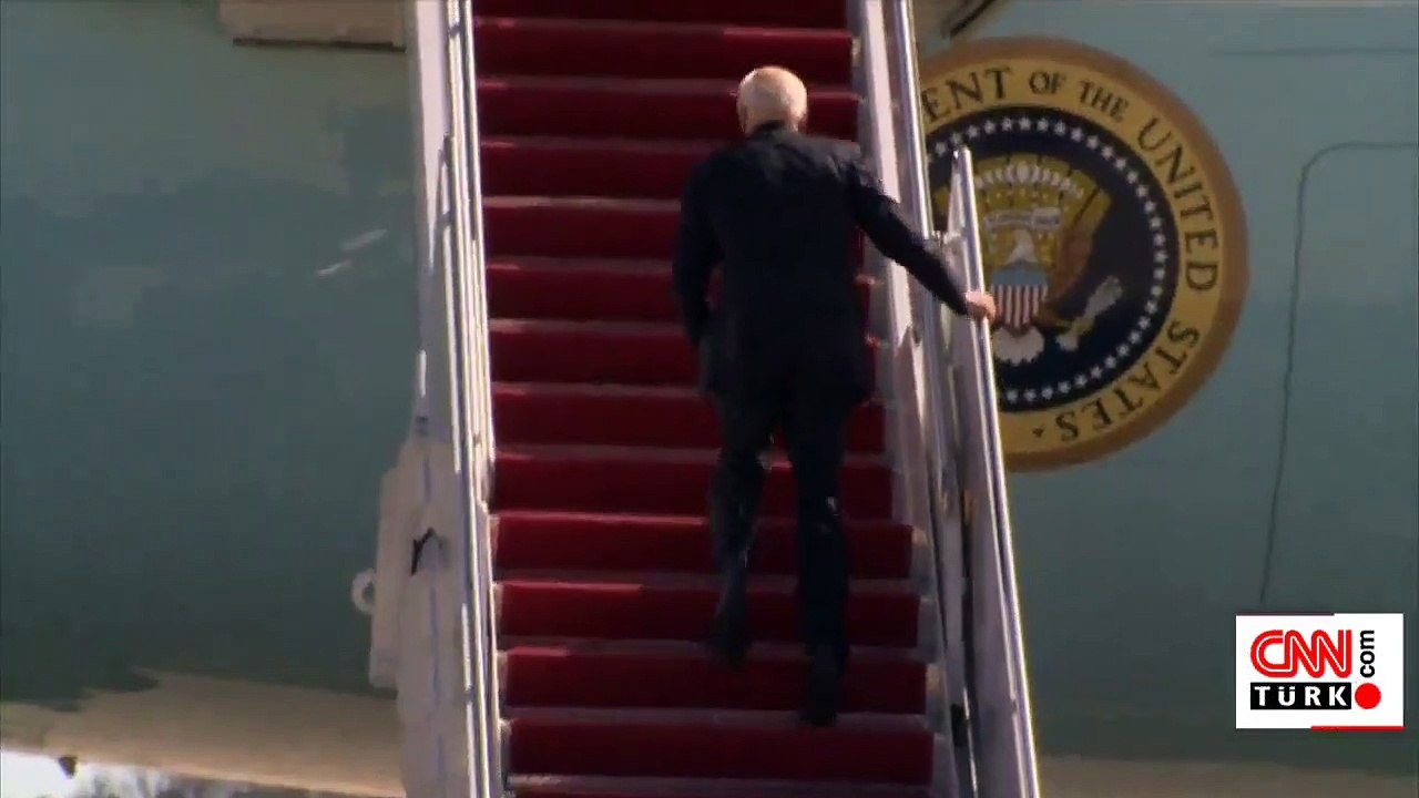 Biden uçağa binerken 3 kez düştü!