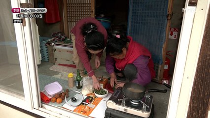 딸에게 요리를 알려주는 엄마?