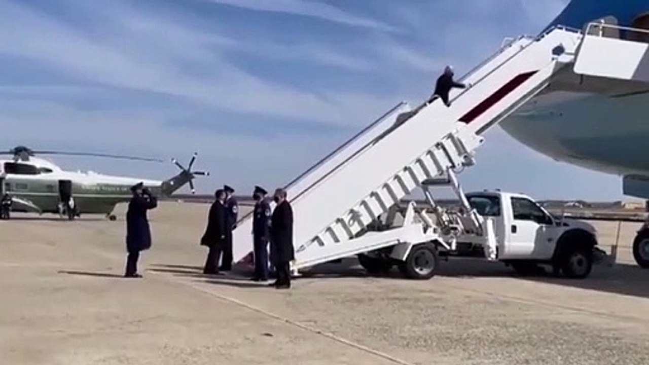 ABD Başkanı Biden uçağa binerken 3 kez böyle düştü!